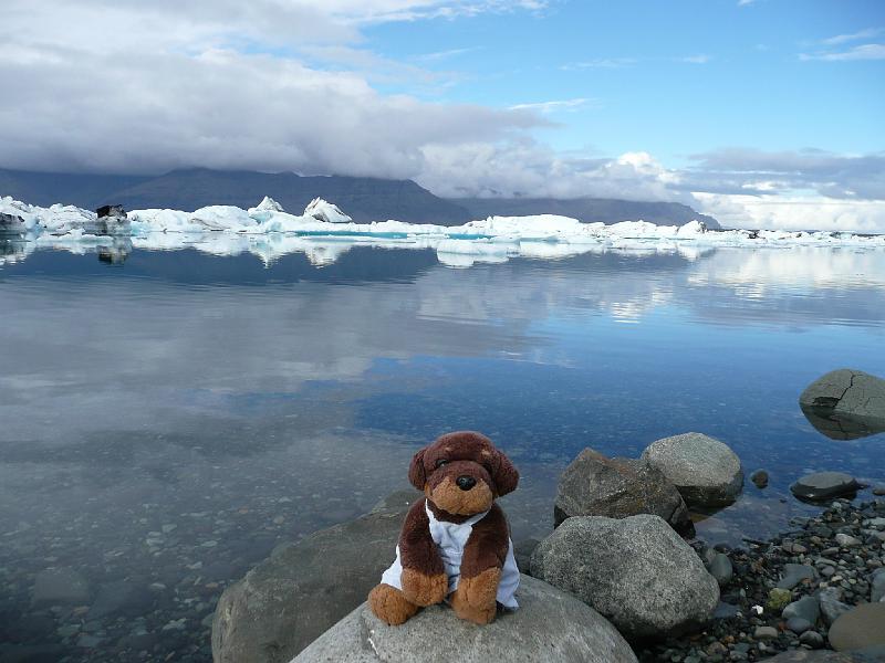 P1040202- Teou devant le lac glaciaire Jokulsarlon.JPG - Lac glaciaire de Jokulsarlon
